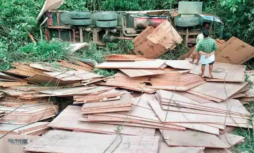 lorry accident in nadukani