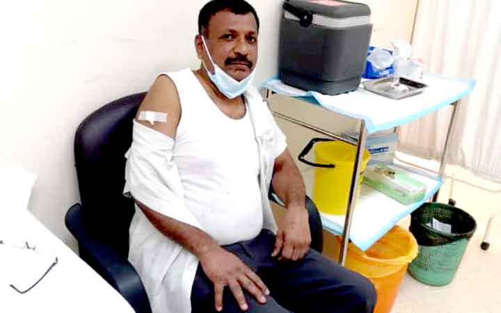 പ്രവാസികളും വാക്സിൻ എടുക്കുന്നു പ്രവാസികളും വാക്സിൻ എടുക്കുന്നു