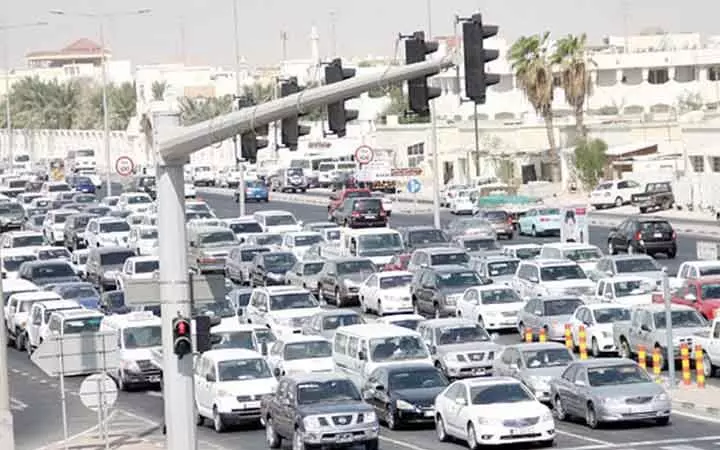 തോന്നുംപോലെ റോഡ് മുറിച്ചുകടക്കല്ലേ; അപകടം പതിയിരിപ്പുണ്ട് തോന്നുംപോലെ റോഡ് മുറിച്ചുകടക്കല്ലേ; അപകടം പതിയിരിപ്പുണ്ട്