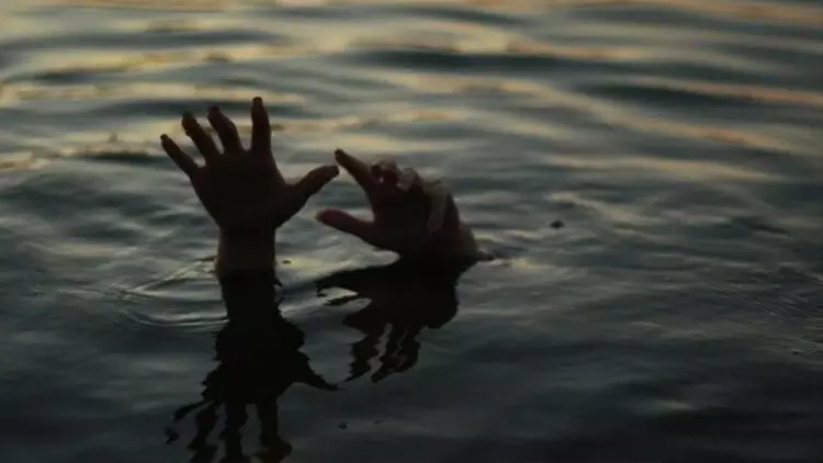 നെല്ലിയാമ്പതി കാരപ്പാറയിൽ രണ്ടു വിനോദസഞ്ചാരികൾ മുങ്ങിമരിച്ചു നെല്ലിയാമ്പതി കാരപ്പാറയിൽ രണ്ടു വിനോദസഞ്ചാരികൾ മുങ്ങിമരിച്ചു