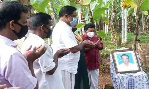 സോഷ്യലിസ്റ്റ് നേതാവ് പൊന്മഞ്ചേരി രാഘവന്റെ സ്മൃതി മണ്ഡപത്തിൽ പുഷ്പാർച്ചന നടത്തി സോഷ്യലിസ്റ്റ് നേതാവ് പൊന്മഞ്ചേരി രാഘവന്റെ സ്മൃതി മണ്ഡപത്തിൽ പുഷ്പാർച്ചന നടത്തി