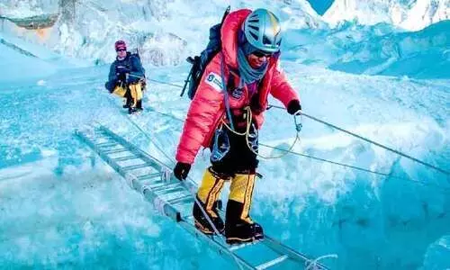 നാദിറ അൽ ഹാർത്തി അമാ ദബ്​ലം കൊടുമുടി കീഴടക്കി