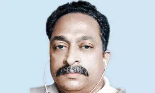 ക​വി കു​റ​ത്തി​യാ​ട​ൻ പ്ര​ദീ​പ്​ വാ​ഹ​നാ​പ​ക​ട​ത്തി​ൽ മ​രി​ച്ചു