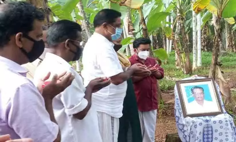 സോഷ്യലിസ്റ്റ് നേതാവ് പൊന്മഞ്ചേരി രാഘവന്റെ സ്മൃതി മണ്ഡപത്തിൽ പുഷ്പാർച്ചന നടത്തി സോഷ്യലിസ്റ്റ് നേതാവ് പൊന്മഞ്ചേരി രാഘവന്റെ സ്മൃതി മണ്ഡപത്തിൽ പുഷ്പാർച്ചന നടത്തി