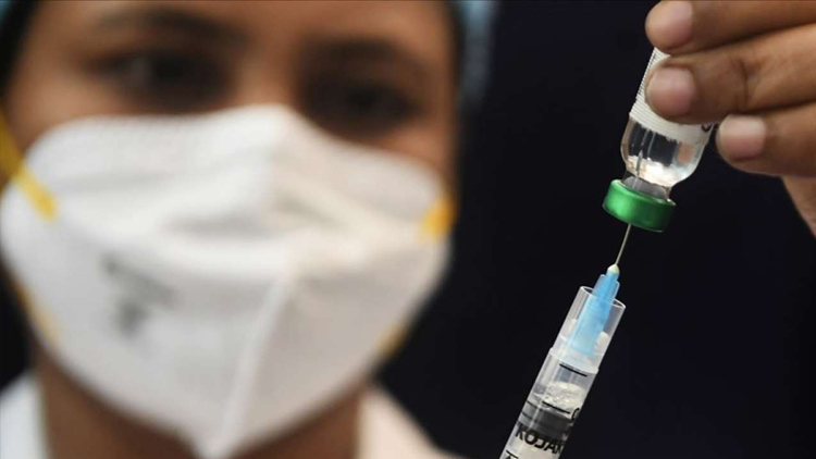 കൊൽക്കത്തയിൽ കോവിഡ് വാക്സിൻ സ്വീകരിച്ച നഴ്സ് ബോധരഹിതയായി കൊൽക്കത്തയിൽ കോവിഡ് വാക്സിൻ സ്വീകരിച്ച നഴ്സ് ബോധരഹിതയായി