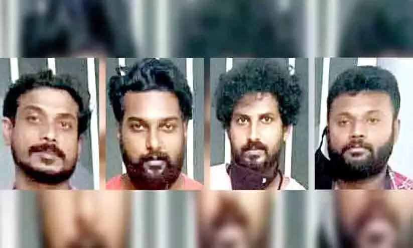 Four persons arrested for traveling in a car with weapons