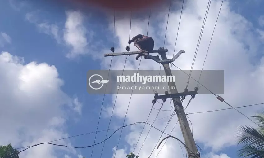 പിണങ്ങിപ്പോയ ഭാര്യ തിരികെ വരാൻ 11 കെ.വി ലൈനിൽ കയറി ആത്മഹത്യ ഭീഷണി; അഞ്ച്​ മണിക്കൂർ​ നേരം നാട്​ മുൾമുനയിൽ