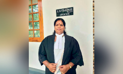 വക്കീൽ കുപ്പായമിട്ട്​ ശാന്തകുമാരി വീണ്ടും കോടതിമുറിയിൽ