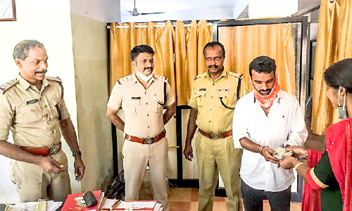 അ​ര​ല​ക്ഷം ക​ണ്ട്​ മോ​ഹി​ച്ചി​ല്ല; സ​ലീ​ന​യു​ടെ സ​ത്യ​സ​ന്ധ​ത​ക്ക്​ തി​ള​ക്ക​മേ​റെ