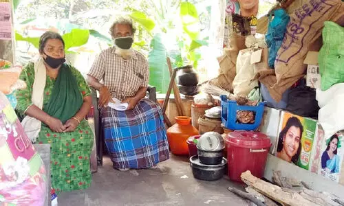 വാടകവീട്ടില്‍നിന്ന്​ ഒഴിപ്പിച്ചു; വെയിറ്റിങ്​ ഷെഡില്‍ അഭയം തേടി വയോദമ്പതികൾ