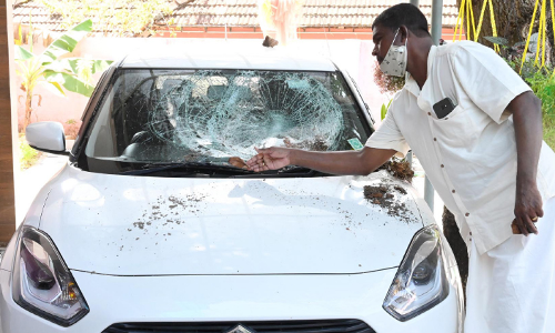 ശക്തികുളങ്ങരയിൽ വീടിനുനേരെ ഗുണ്ടാ ആക്രമണം; വീട്ടമ്മക്ക് പരിക്ക്