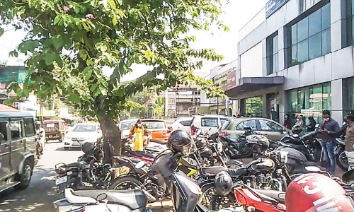 പാസ്പോർട്ട് സേവകേന്ദ്രത്തിൽ എത്തുന്ന വാഹനങ്ങൾ ഗതാഗതക്കുരുക്ക് സൃഷ്​ടിക്കുന്നു