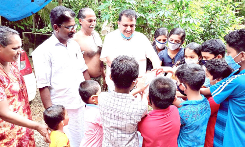 കു​ട്ടി​ക​ൾ​ക്ക് ക​ളി​ക്കാ​ൻ ഫു​ട്‌​ബാ​ൾ ന​ൽ​കി ന​ന്ദി പ്ര​ക​ട​നം