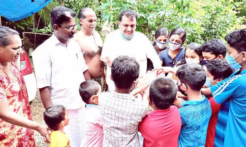 കുട്ടികൾക്ക് കളിക്കാൻ ഫുട്ബാൾ നൽകി നന്ദി പ്രകടനം കുട്ടികൾക്ക് കളിക്കാൻ ഫുട്ബാൾ നൽകി നന്ദി പ്രകടനം