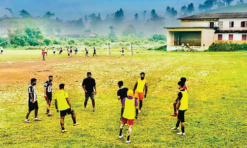 മൈ​താ​ന​ങ്ങ​ൾ ഉ​ണ​ർ​ന്നു; പൊ​ഴു​ത​ന​യി​ൽ ഇ​നി കാ​ൽ​പ​ന്തു​ക​ളി​യു​ടെ ആ​ര​വം