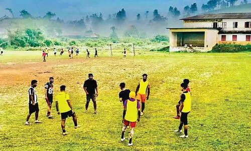 മൈ​താ​ന​ങ്ങ​ൾ ഉ​ണ​ർ​ന്നു; പൊ​ഴു​ത​ന​യി​ൽ ഇ​നി കാ​ൽ​പ​ന്തു​ക​ളി​യു​ടെ ആ​ര​വം