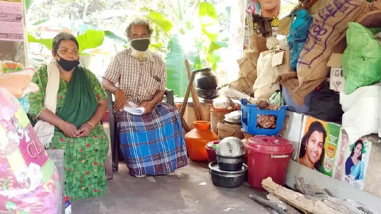 വാടകവീട്ടില്‍നിന്ന്​ ഒഴിപ്പിച്ചു; വെയിറ്റിങ്​ ഷെഡില്‍ അഭയം തേടി വയോദമ്പതികൾ