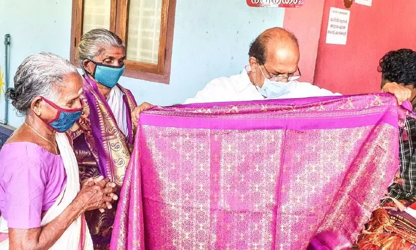 പൊതുമരാമത്ത് മന്ത്രിക്ക് ലഭിച്ച പൊന്നാടകൾ വെറുതെയായില്ല