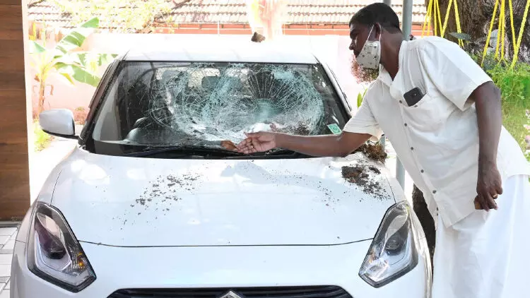 ശക്തികുളങ്ങരയിൽ വീടിനുനേരെ ഗുണ്ടാ ആക്രമണം; വീട്ടമ്മക്ക് പരിക്ക്