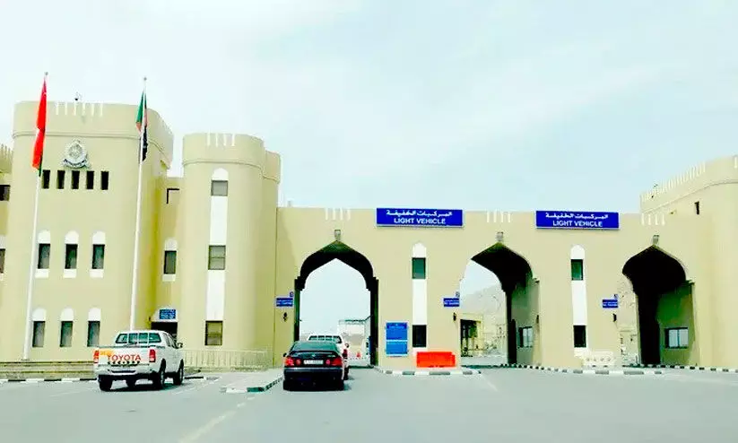 കോവിഡ് : ഒമാെൻറ കര അതിർത്തികൾ ഇന്നു മുതൽ അടക്കും കോവിഡ് : ഒമാെൻറ കര അതിർത്തികൾ ഇന്നു മുതൽ അടക്കും