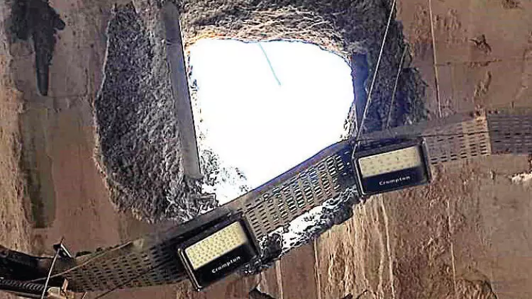 മണ്ണ് നീക്കുന്നതിനിടെ പാറ വീണു; കുതിരാന്‍ തുരങ്ക കവാടത്തില്‍ ദ്വാരം