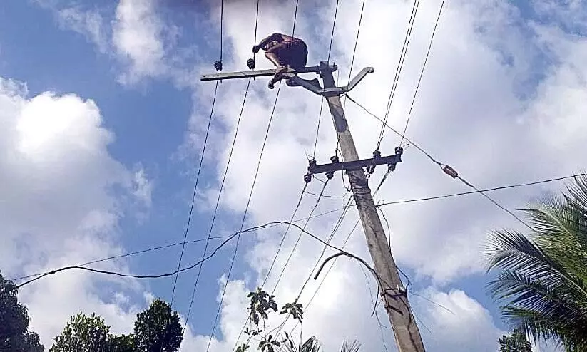 പിണങ്ങിപ്പോയ ഭാര്യയും മക്കളും തിരികെ എത്താൻ ആത്മഹത്യ ഭീഷണി