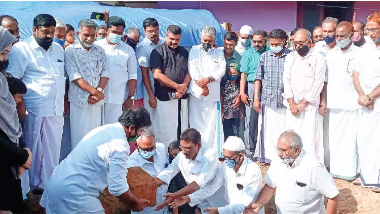 കോവിഡ് ബാധിച്ച് മരിച്ച പ്രവാസിയുടെ കുടുംബത്തിന് കെ.എം.സി.സി കാരുണ്യ ഭവനം