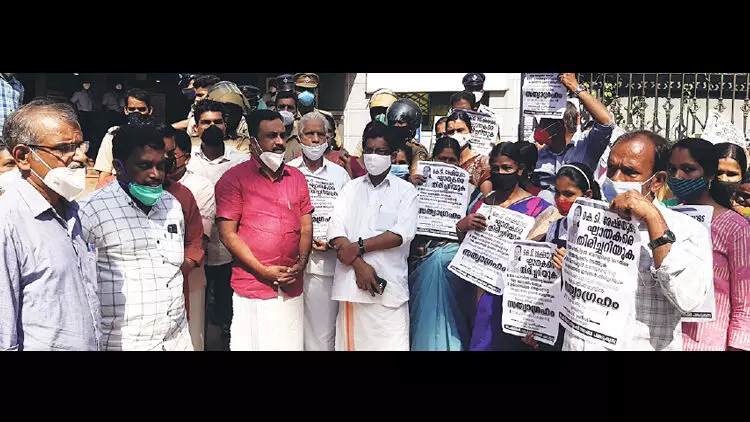 ഗർഭിണിയുടെ മരണം: ആശുപത്രിക്കു മുന്നിൽ ധർണ നടത്തി ഗർഭിണിയുടെ മരണം: ആശുപത്രിക്കു മുന്നിൽ ധർണ നടത്തി