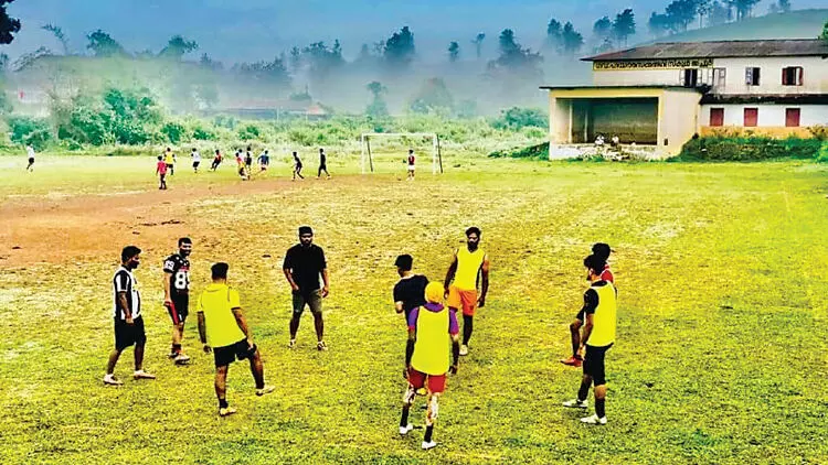 മൈതാനങ്ങൾ ഉണർന്നു; പൊഴുതനയിൽ ഇനി കാൽപന്തുകളിയുടെ ആരവം മൈതാനങ്ങൾ ഉണർന്നു; പൊഴുതനയിൽ ഇനി കാൽപന്തുകളിയുടെ ആരവം