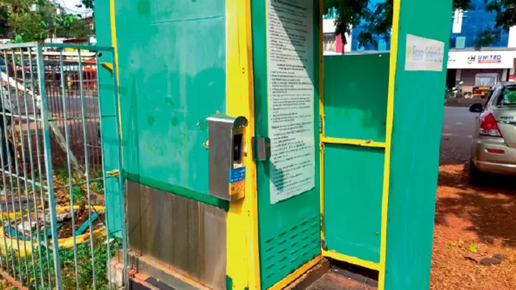 ഇ ടോയ്ലറ്റ് കുത്തിത്തുറന്ന് മോഷണം പതിവ് ഇ ടോയ്ലറ്റ് കുത്തിത്തുറന്ന് മോഷണം പതിവ്