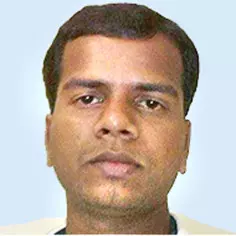 ബൈ​ക്കി​ൽ കാ​റി​ടി​ച്ച് യു​വാ​വ് മ​രി​ച്ചു