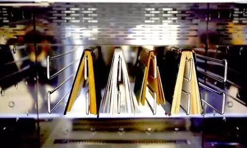 പു​സ്​​ത​ക​ങ്ങ​ൾ അ​ണു​മു​ക്ത​മാ​ക്കാ​ൻ അ​ൾ​ട്രാ​വ​യ​ല​റ്റ്​ സം​വി​ധാ​നം