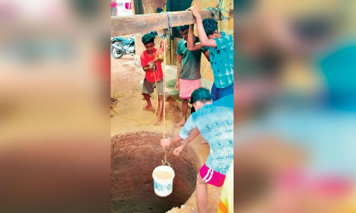 കൗ​മാ​ര​ക്കൂ​ട്ട​മി​റ​ങ്ങി;കു​ടും​ബ​ത്തി​ന് കി​ണ​റാ​യി