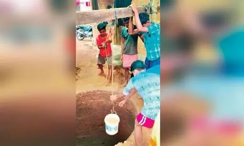 കൗ​മാ​ര​ക്കൂ​ട്ട​മി​റ​ങ്ങി;കു​ടും​ബ​ത്തി​ന് കി​ണ​റാ​യി