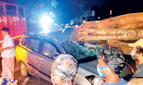 മരം കയറ്റിവന്ന ട്രാക്ടറിൽ കാറിടിച്ച് യാത്രക്കാർക്ക് പരിക്കേറ്റു