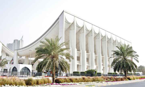 കു​വൈ​ത്ത്​ പാ​ർ​ല​മെൻറ് യോ​ഗം ​മാ​റ്റി​വെ​ച്ചു