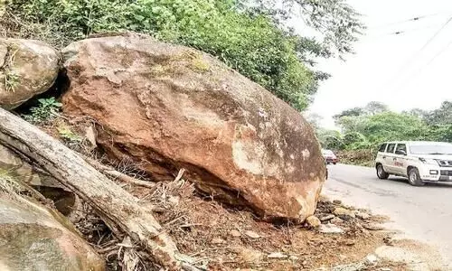 ദേശീയപാതയിൽ അപകടഭീഷണിയായിവൻ പാറക്കല്ല്