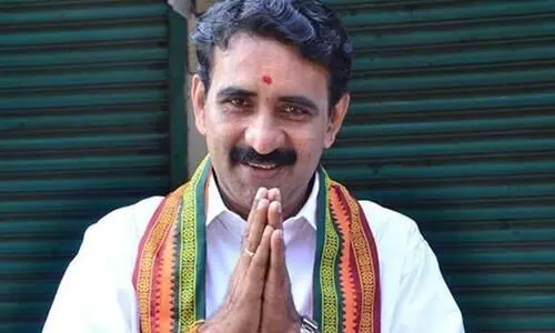 ആനയുടെ കൊമ്പിൽ പിടിച്ച് ഫോട്ടോ പ്രദർശനം: ബി. ഗോപാലകൃഷ്ണനെതിരെ പരാതി - വിഡിയോ