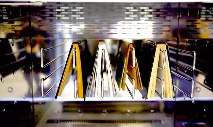 പു​സ്​​ത​ക​ങ്ങ​ൾ അ​ണു​മു​ക്ത​മാ​ക്കാ​ൻ അ​ൾ​ട്രാ​വ​യ​ല​റ്റ്​ സം​വി​ധാ​നം