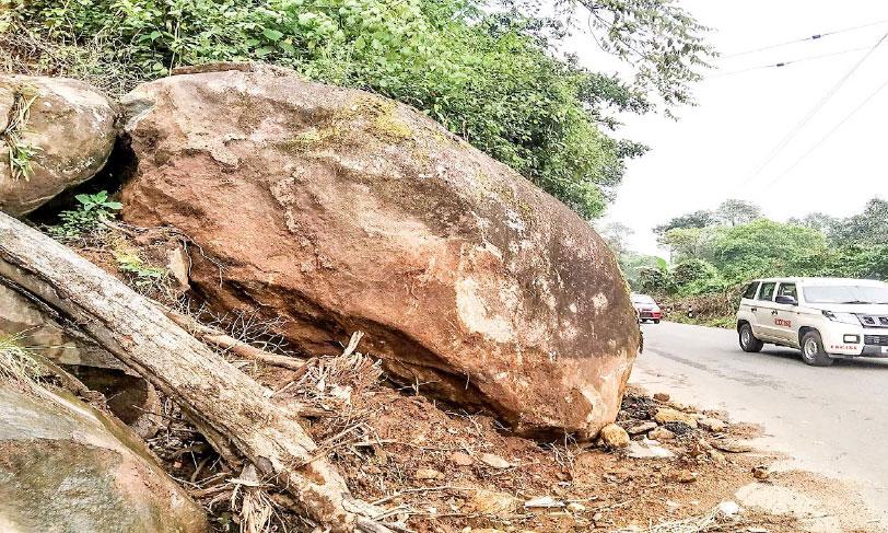 ദേശീയപാതയിൽ അപകടഭീഷണിയായിവൻ പാറക്കല്ല് ദേശീയപാതയിൽ അപകടഭീഷണിയായിവൻ പാറക്കല്ല്