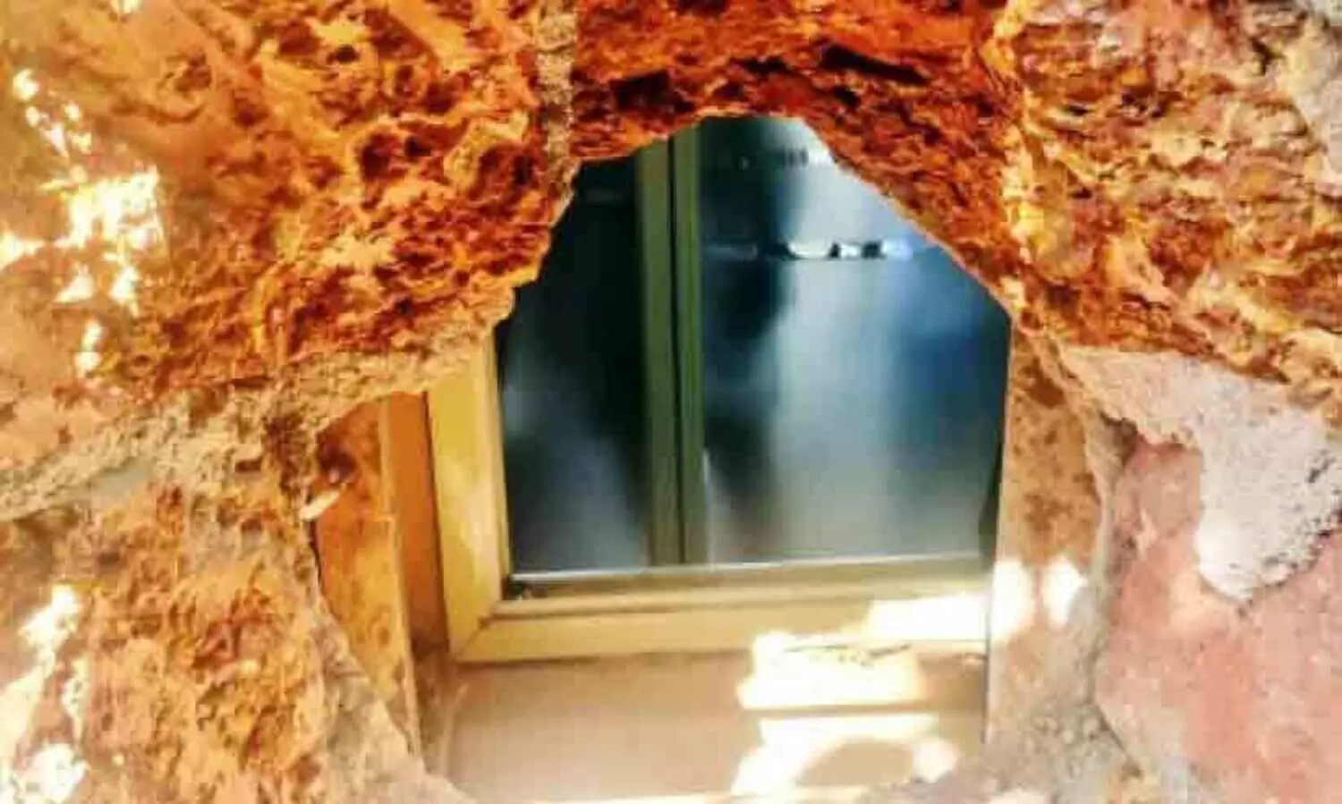 ഉടുതുണിയില്ലാതെ മോഷ്​ടാവ്​; ജ്വല്ലറിയുടെ ചുമർ തുരന്ന് ആഭരണം കവർന്നു