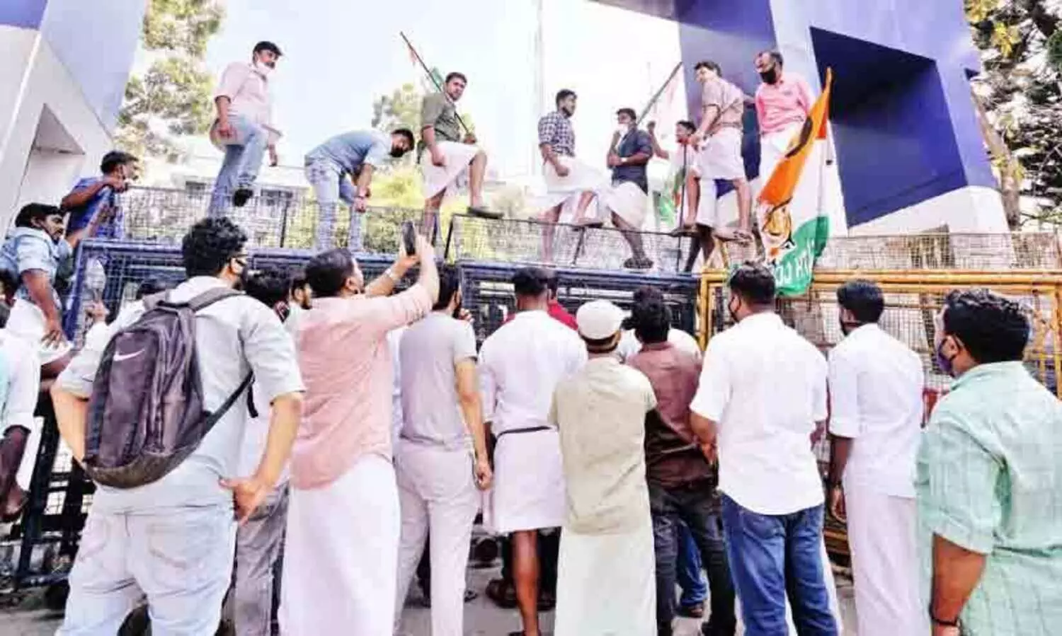 മെഡിക്കല്‍ കോളജ്​: യൂത്ത് കോണ്‍ഗ്രസ് മാര്‍ച്ചിൽ പൊ​ലീ​സ് ലാ​ത്തി​വീ​ശി