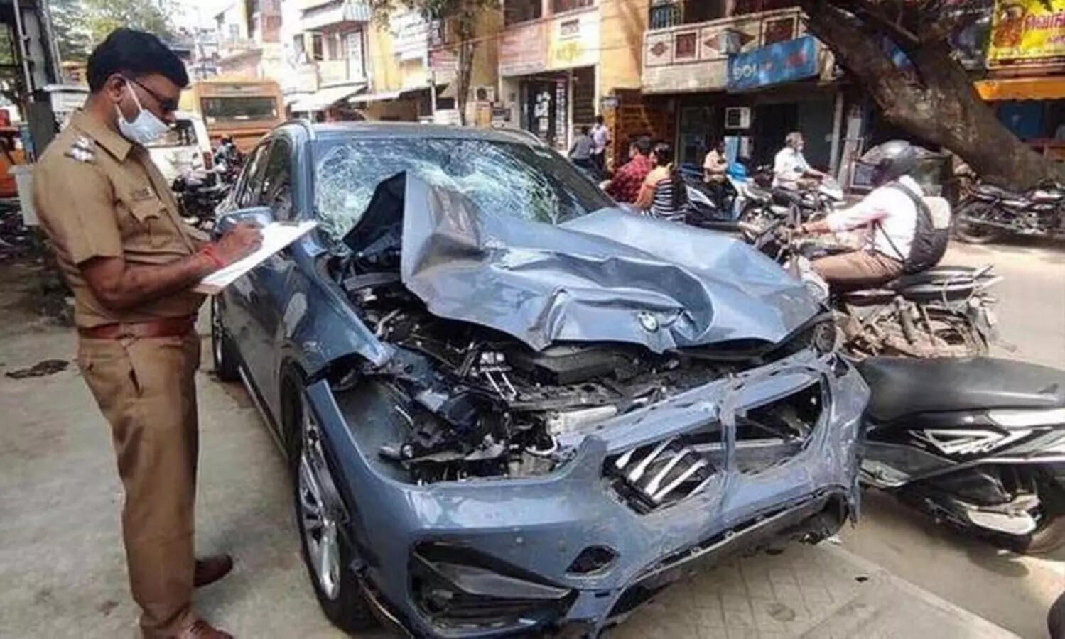 പാഞ്ഞെത്തിയ ആ ആഡംബര കാർ തട്ടിയെടുത്തത്​ രണ്ട്​ പൊലീസുകാരുടെ ജീവൻ; സിസിടിവി ദൃശ്യങ്ങൾ പുറത്ത്​