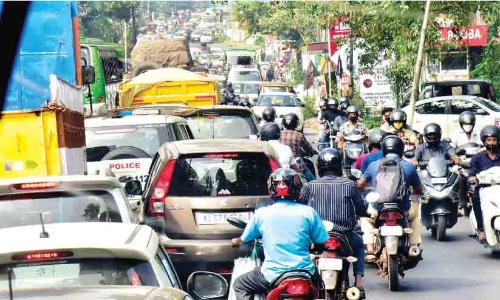 നോ ​പാ​ർ​ക്കി​ങ്​ ബോ​ർ​ഡ്​ ഉണ്ടോ, ഒന്ന്​ പാർക്ക്​ ചെയ്യാൻ...