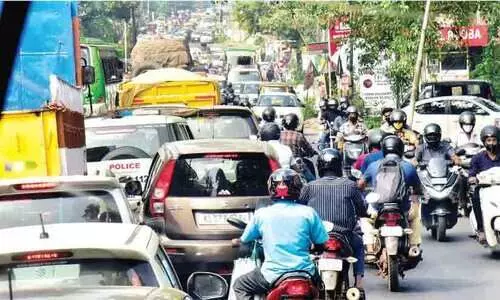 നോ ​പാ​ർ​ക്കി​ങ്​ ബോ​ർ​ഡ്​ ഉണ്ടോ, ഒന്ന്​ പാർക്ക്​ ചെയ്യാൻ...