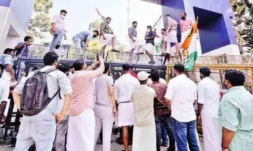 മെഡിക്കല്‍ കോളജ്​: യൂത്ത് കോണ്‍ഗ്രസ് മാര്‍ച്ചിൽ പൊ​ലീ​സ് ലാ​ത്തി​വീ​ശി