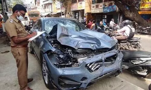 പാഞ്ഞെത്തിയ ആ ആഡംബര കാർ തട്ടിയെടുത്തത്​ രണ്ട്​ പൊലീസുകാരുടെ ജീവൻ; സിസിടിവി ദൃശ്യങ്ങൾ പുറത്ത്​