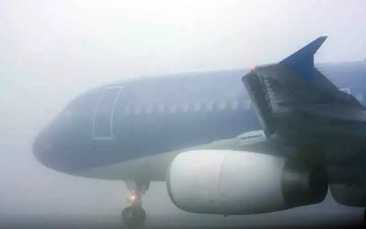 ക​ന​ത്ത മൂ​ട​ൽ​മ​ഞ്ഞ് എ​യ​ർ​പോ​ർ​ട്ടു​ക​ളെ​യും ബാ​ധി​ച്ചു