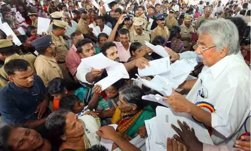 ഉമ്മൻ ചാണ്ടിയുടെ വരവ്: കൂട്ടിയും കിഴിച്ചും ഇടതുപക്ഷം ഉമ്മൻ ചാണ്ടിയുടെ വരവ്: കൂട്ടിയും കിഴിച്ചും ഇടതുപക്ഷം