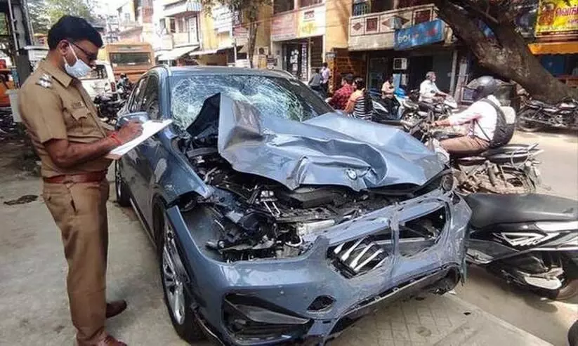 പാഞ്ഞെത്തിയ ആ ആഡംബര കാർ തട്ടിയെടുത്തത് രണ്ട് പൊലീസുകാരുടെ ജീവൻ; സിസിടിവി ദൃശ്യങ്ങൾ പുറത്ത് പാഞ്ഞെത്തിയ ആ ആഡംബര കാർ തട്ടിയെടുത്തത് രണ്ട് പൊലീസുകാരുടെ ജീവൻ; സിസിടിവി ദൃശ്യങ്ങൾ പുറത്ത്